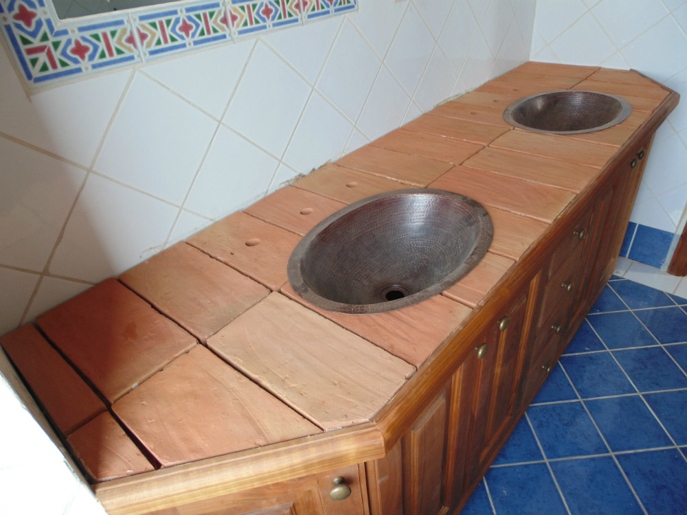 Mobile bagno con top in tavelle antiche e lavabo in rame